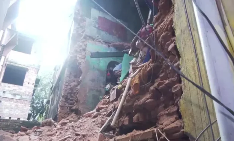 Kolkata Building Collapse में बारिश के बीच जर्जर इमारत का हिस्सा ढहने का दृश्य