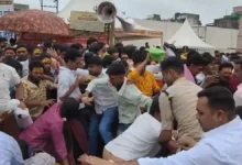 उज्जैन के नागचंद्रेश्वर मंदिर में अफरा-तफरी के बाद घायल श्रद्धालु