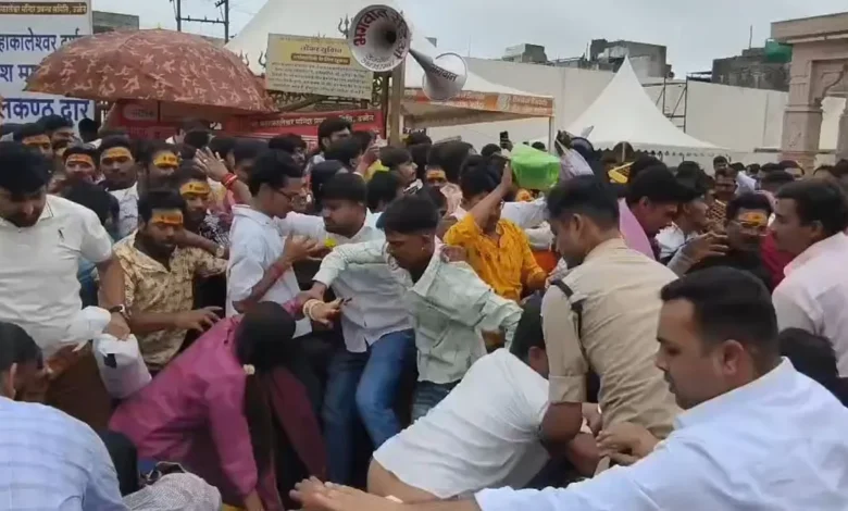 उज्जैन के नागचंद्रेश्वर मंदिर में अफरा-तफरी के बाद घायल श्रद्धालु